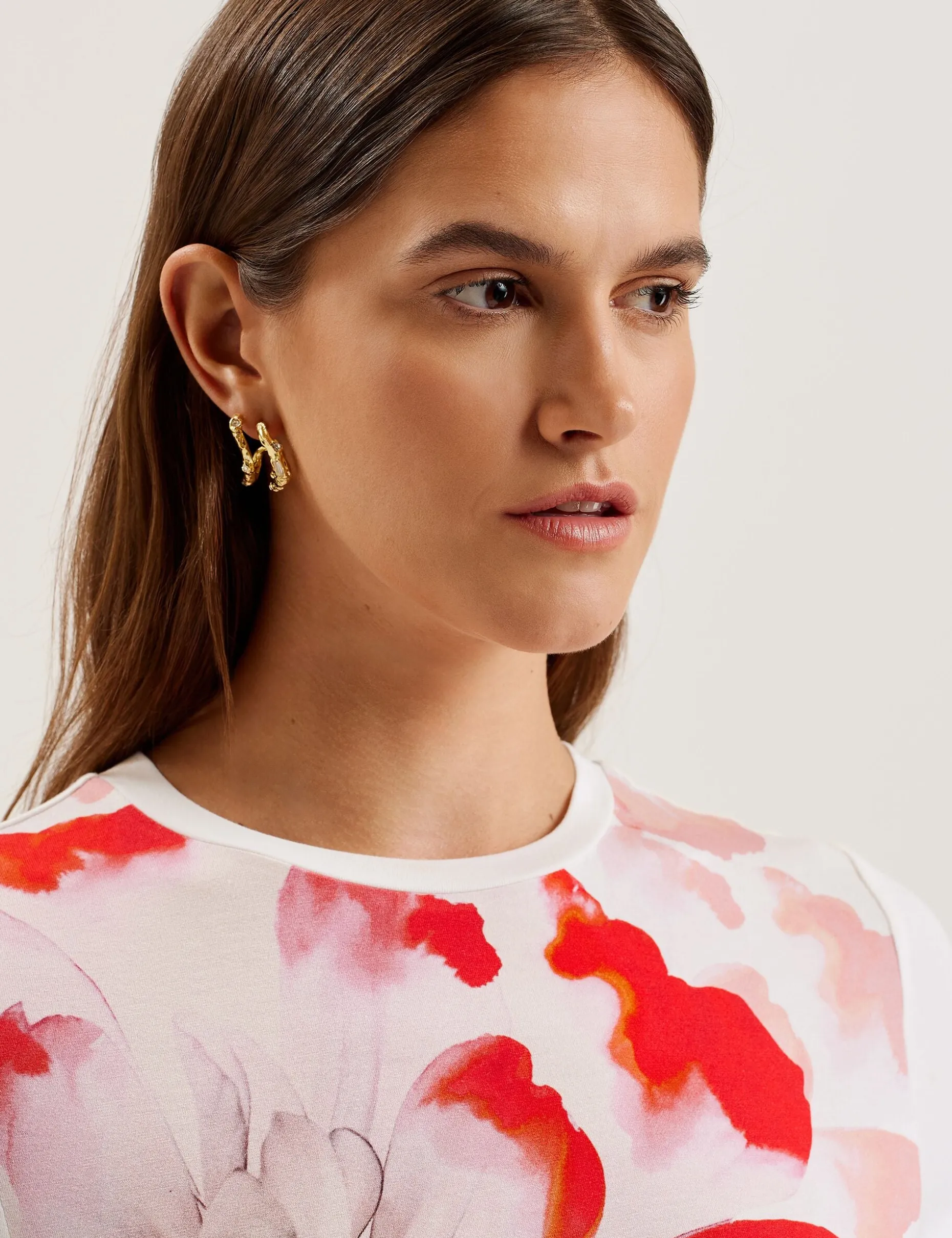 sindhaa_floral_print_fitt_3.webp Sindhaa Floral Print Fitted Short Sleeve T-Shirt